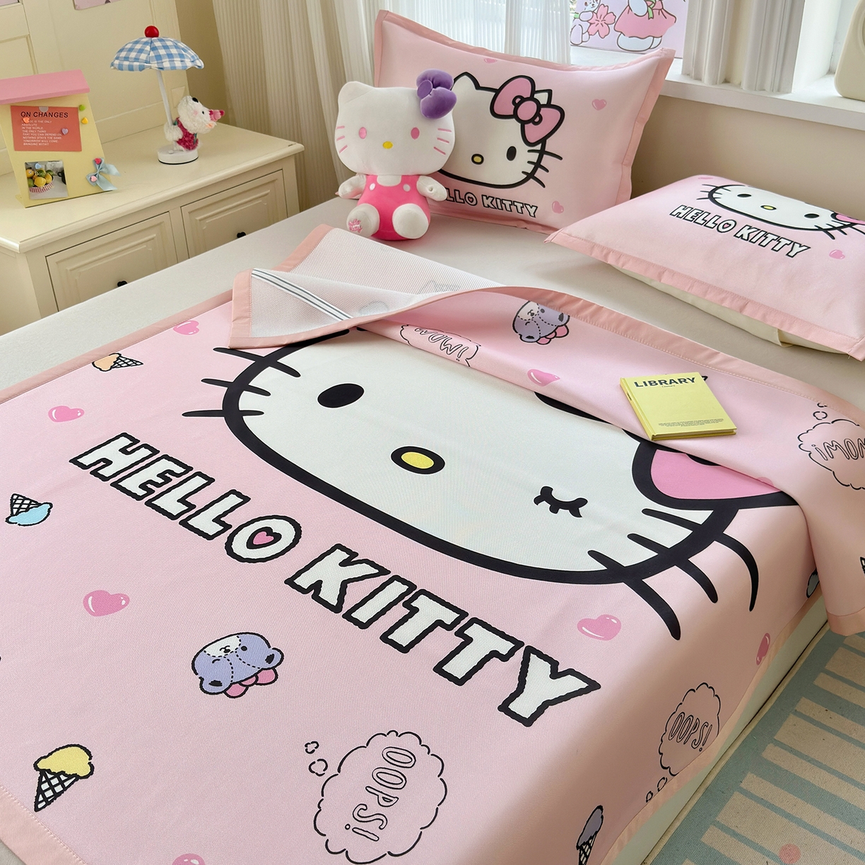 91家纺网 家纺一手货源 找家纺 桃子家居 2026新款A类三丽鸥授权数码印花中分子1200D凉感冰丝宽边凉感软席凉席席子 冰丝席-少女kt