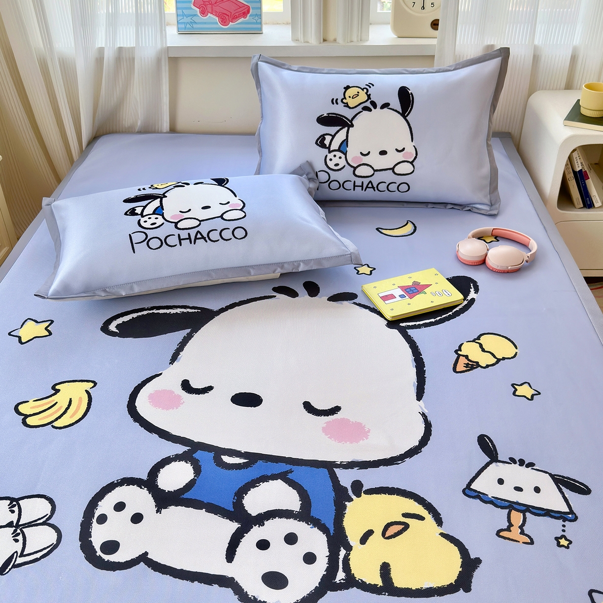 91家纺网 家纺一手货源 找家纺 桃子家居 2026新款A类三丽鸥授权数码印花中分子1200D凉感冰丝宽边凉感软席凉席席子 冰丝席-贪睡帕哈狗