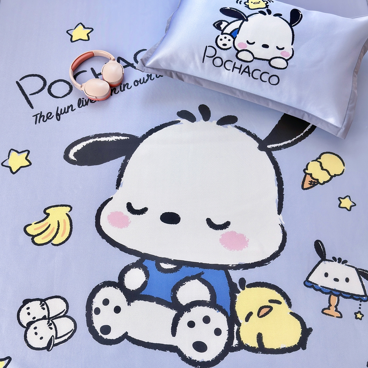 91家纺网 家纺一手货源 找家纺 桃子家居 2026新款A类三丽鸥授权数码印花中分子1200D凉感冰丝宽边凉感软席凉席席子 冰丝席-贪睡帕哈狗