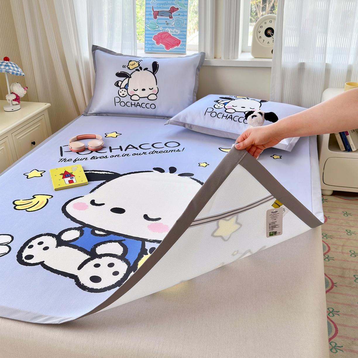 91家纺网 家纺一手货源 找家纺 桃子家居 2026新款A类三丽鸥授权数码印花中分子1200D凉感冰丝宽边凉感软席凉席席子 冰丝席-贪睡帕哈狗