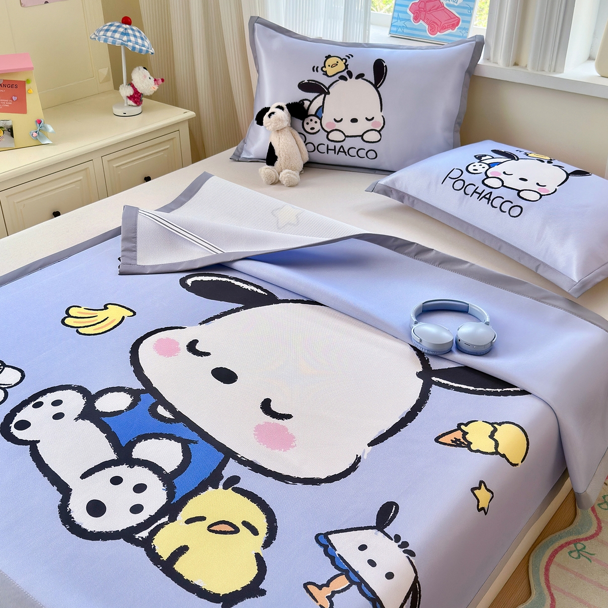 91家纺网 家纺一手货源 找家纺 桃子家居 2026新款A类三丽鸥授权数码印花中分子1200D凉感冰丝宽边凉感软席凉席席子 冰丝席-贪睡帕哈狗