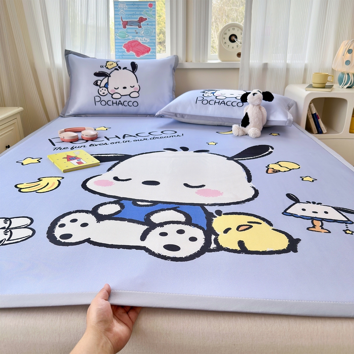 91家纺网 家纺一手货源 找家纺 桃子家居 2026新款A类三丽鸥授权数码印花中分子1200D凉感冰丝宽边凉感软席凉席席子 冰丝席-贪睡帕哈狗