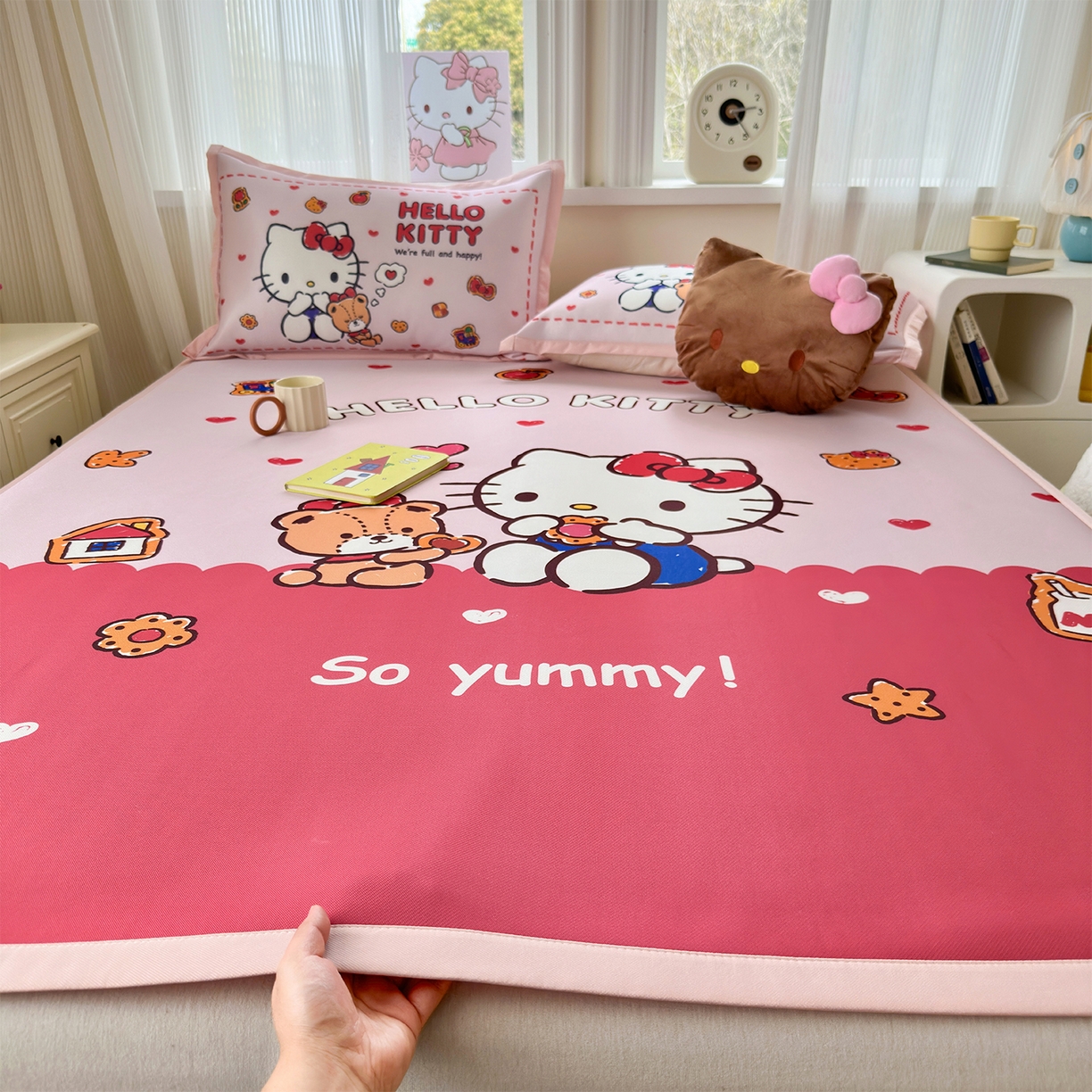 91家纺网 家纺一手货源 找家纺 桃子家居 2026新款A类三丽鸥授权数码印花中分子1200D凉感冰丝宽边凉感软席凉席席子 冰丝席-糖果牛奶kt