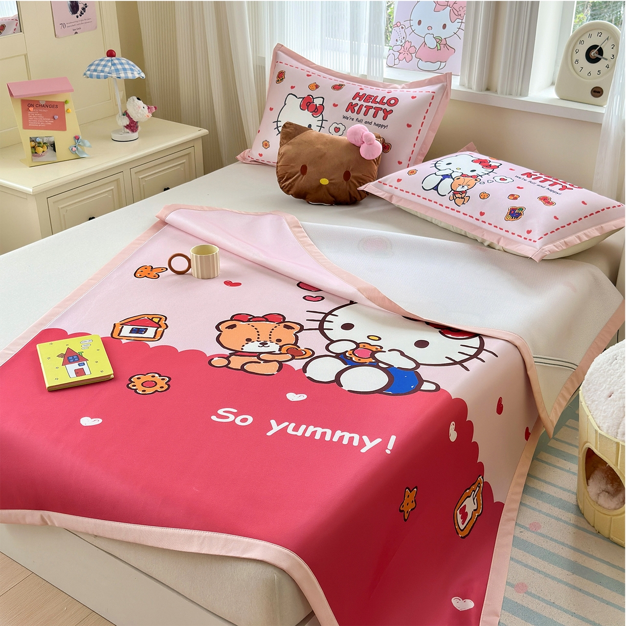 91家纺网 家纺一手货源 找家纺 桃子家居 2026新款A类三丽鸥授权数码印花中分子1200D凉感冰丝宽边凉感软席凉席席子 冰丝席-糖果牛奶kt