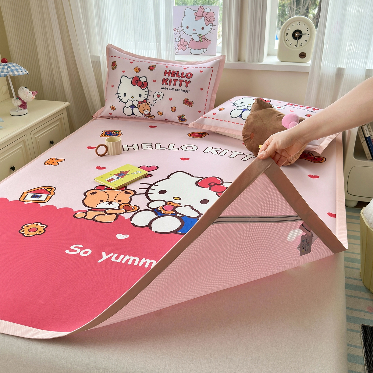 91家纺网 家纺一手货源 找家纺 桃子家居 2026新款A类三丽鸥授权数码印花中分子1200D凉感冰丝宽边凉感软席凉席席子 冰丝席-糖果牛奶kt