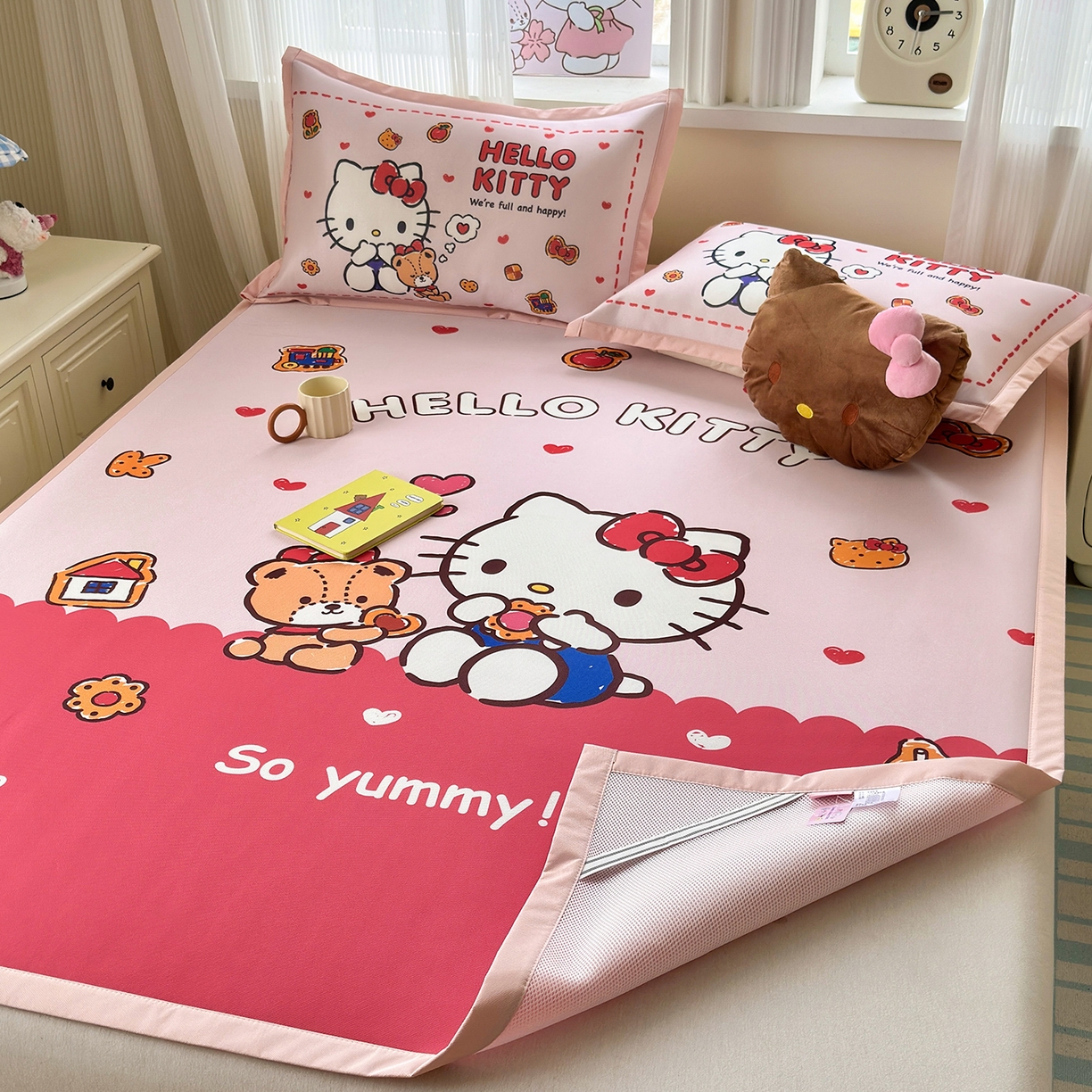 91家纺网 家纺一手货源 找家纺 桃子家居 2026新款A类三丽鸥授权数码印花中分子1200D凉感冰丝宽边凉感软席凉席席子 冰丝席-糖果牛奶kt