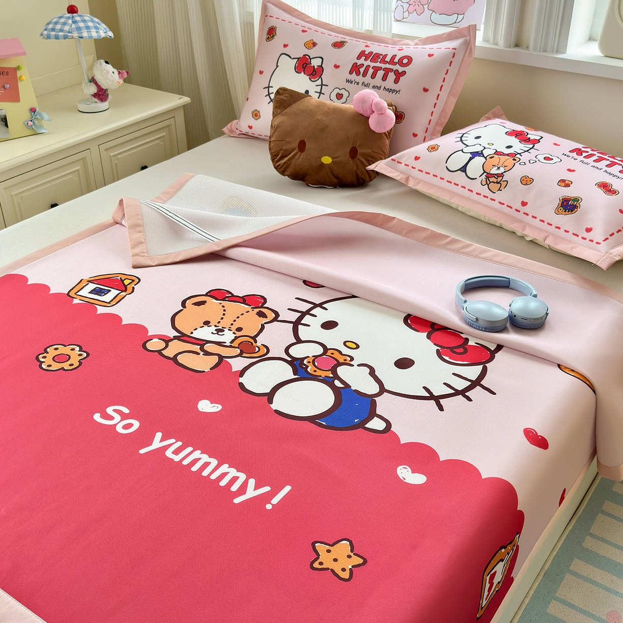 91家纺网 家纺一手货源 找家纺 桃子家居 2026新款A类三丽鸥授权数码印花中分子1200D凉感冰丝宽边凉感软席凉席席子 冰丝席-糖果牛奶kt