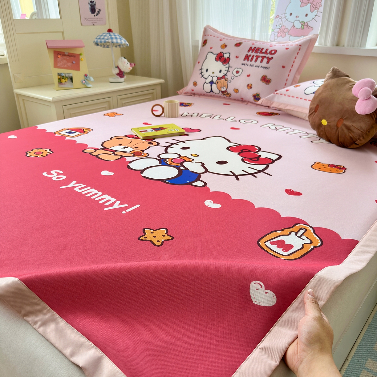 91家纺网 家纺一手货源 找家纺 桃子家居 2026新款A类三丽鸥授权数码印花中分子1200D凉感冰丝宽边凉感软席凉席席子 冰丝席-糖果牛奶kt