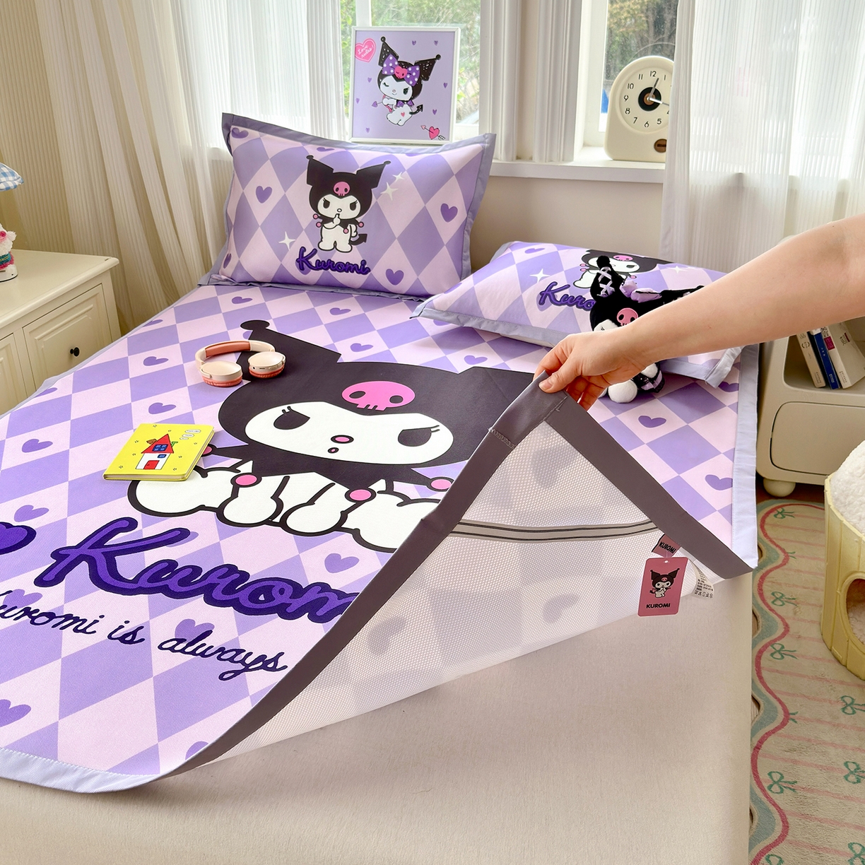 91家纺网 家纺一手货源 找家纺 桃子家居 2026新款A类三丽鸥授权数码印花中分子1200D凉感冰丝宽边凉感软席凉席席子 冰丝席-甜甜库罗米