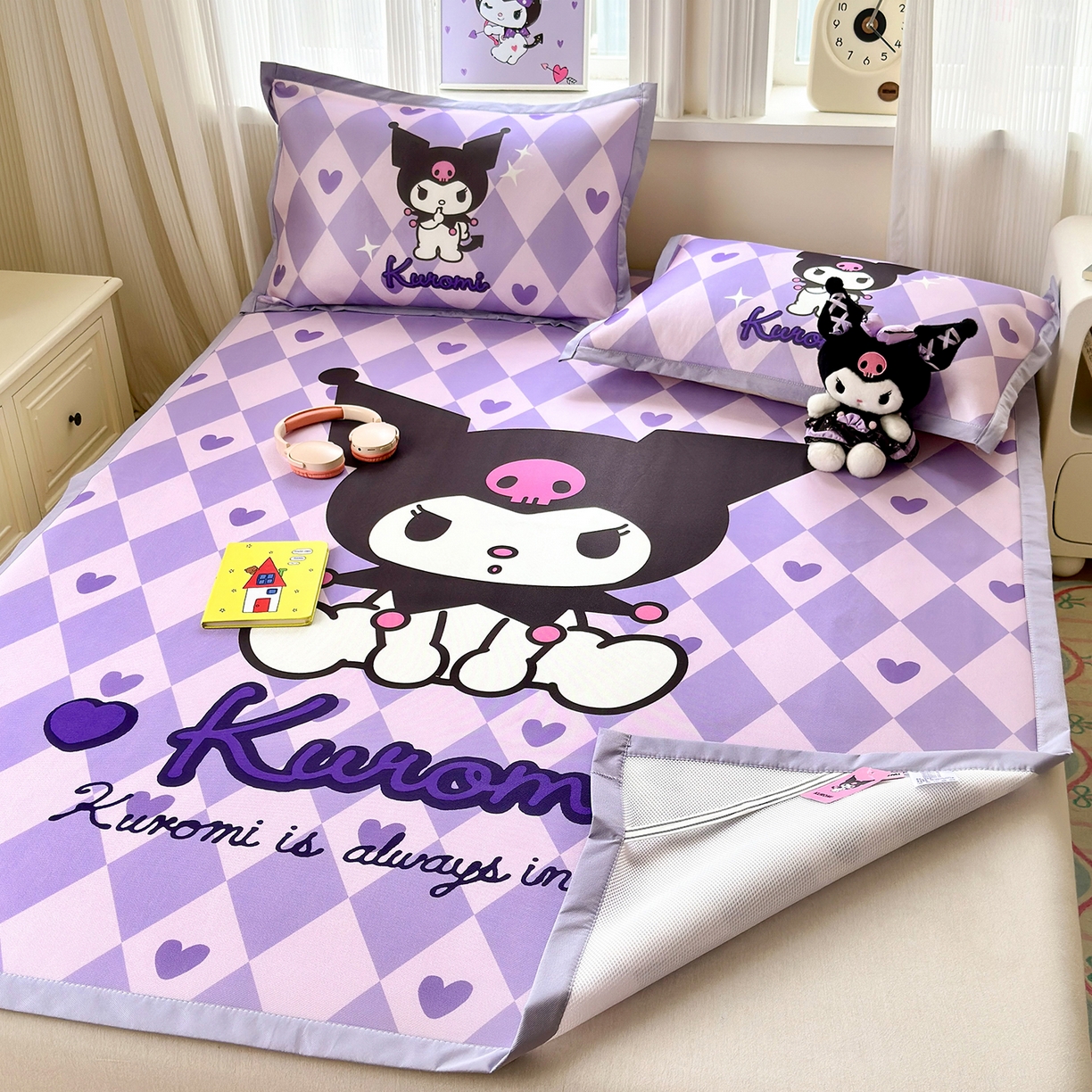 91家纺网 家纺一手货源 找家纺 桃子家居 2026新款A类三丽鸥授权数码印花中分子1200D凉感冰丝宽边凉感软席凉席席子 冰丝席-甜甜库罗米