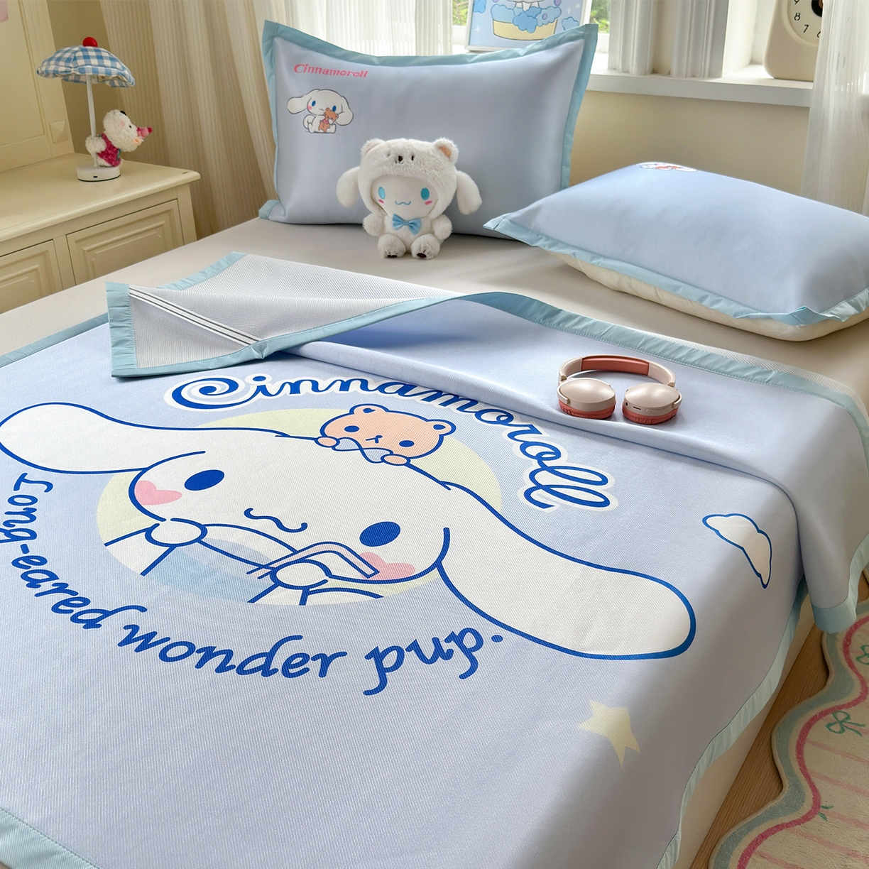 91家纺网 家纺一手货源 找家纺 桃子家居 2026新款A类三丽鸥授权数码印花中分子1200D凉感冰丝宽边凉感软席凉席席子 冰丝席-云朵大耳狗