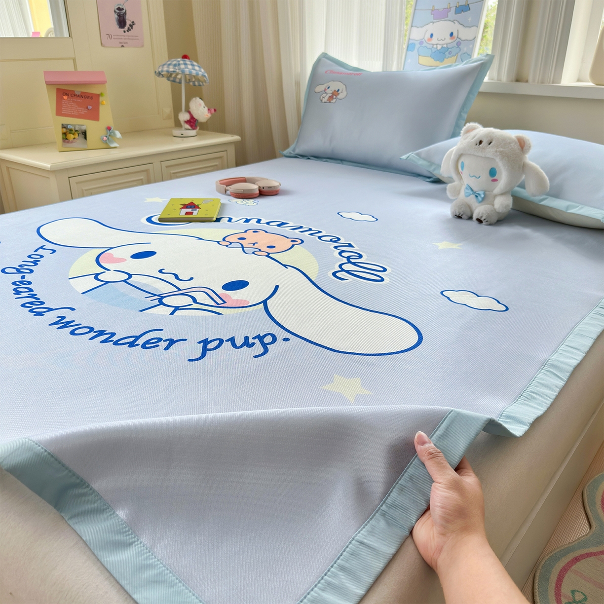 91家纺网 家纺一手货源 找家纺 桃子家居 2026新款A类三丽鸥授权数码印花中分子1200D凉感冰丝宽边凉感软席凉席席子 冰丝席-云朵大耳狗