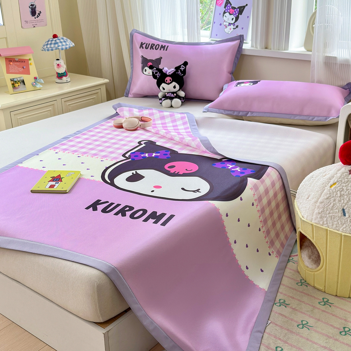 91家纺网 家纺一手货源 找家纺 桃子家居 2026新款A类三丽鸥授权数码印花中分子1200D凉感冰丝宽边凉感软席凉席席子 冰丝席-紫格库罗米