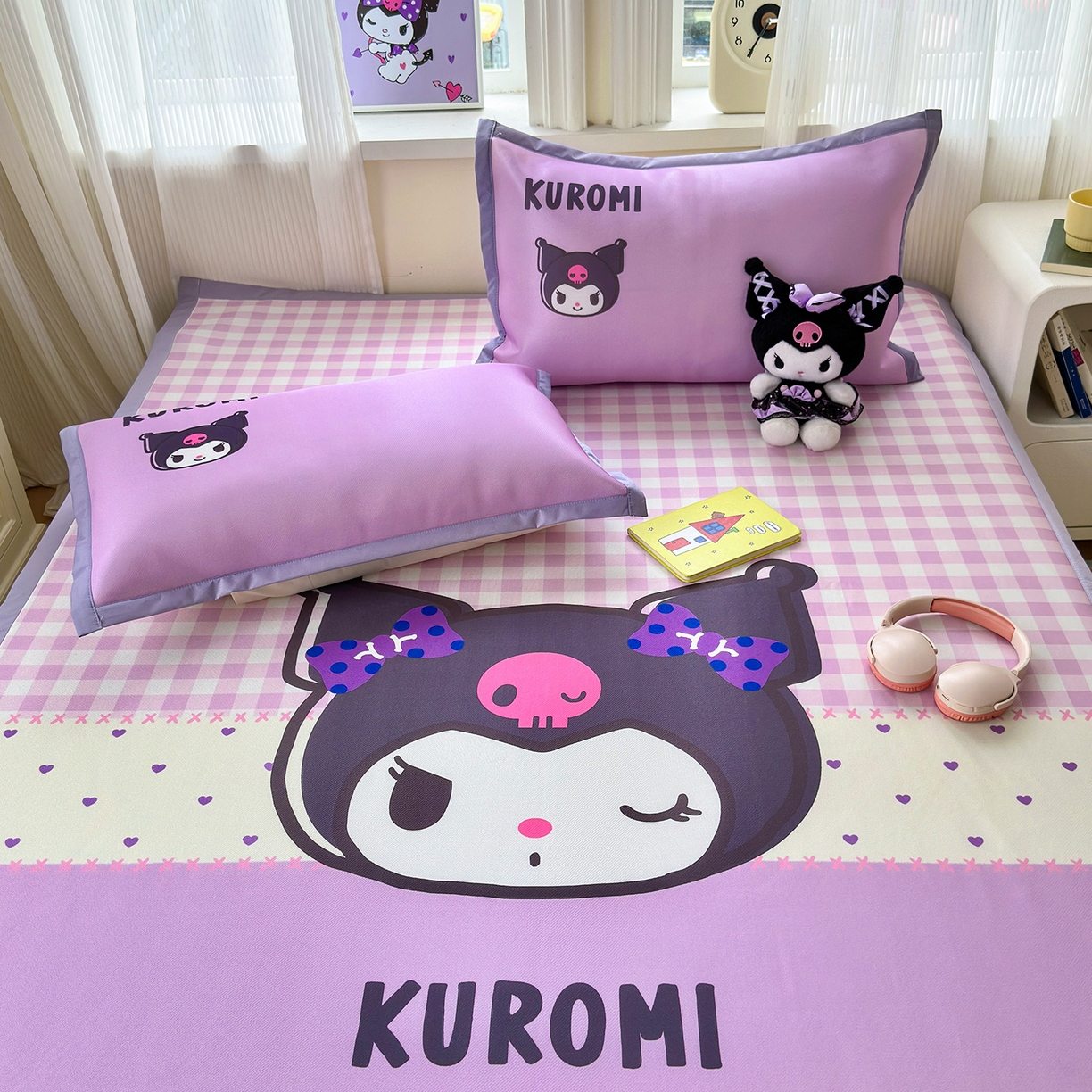 91家纺网 家纺一手货源 找家纺 桃子家居 2026新款A类三丽鸥授权数码印花中分子1200D凉感冰丝宽边凉感软席凉席席子 冰丝席-紫格库罗米