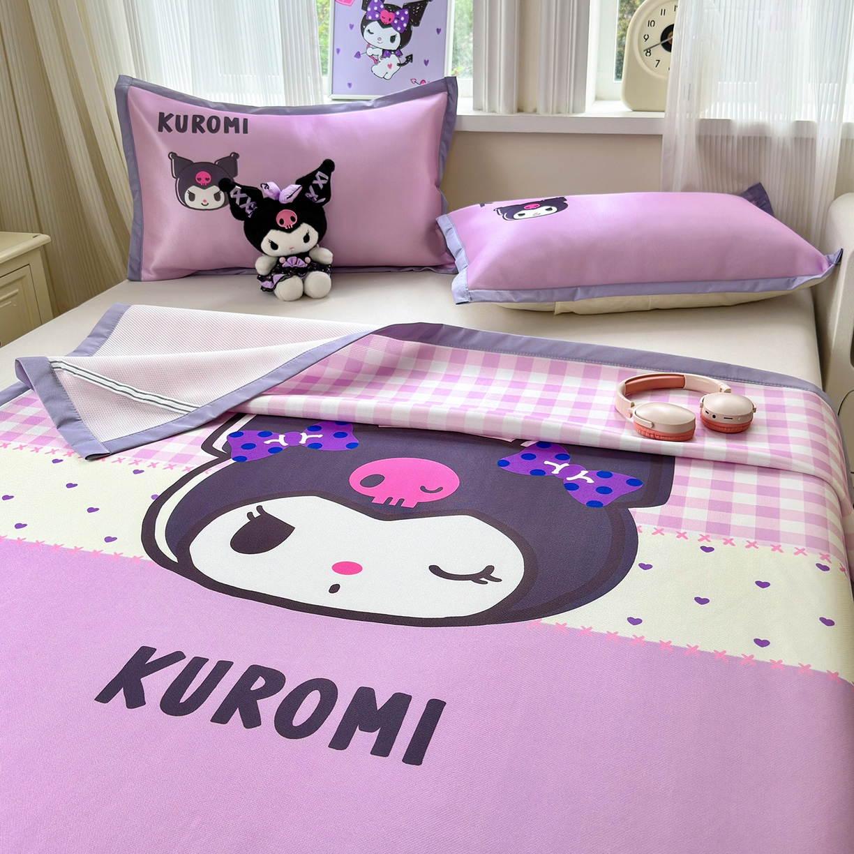 91家纺网 家纺一手货源 找家纺 桃子家居 2026新款A类三丽鸥授权数码印花中分子1200D凉感冰丝宽边凉感软席凉席席子 冰丝席-紫格库罗米