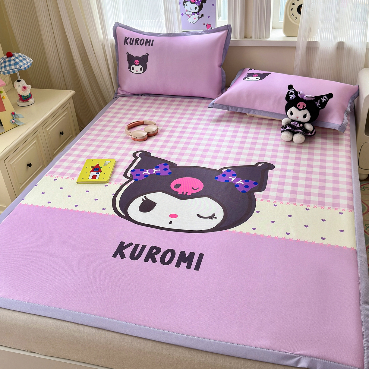 91家纺网 家纺一手货源 找家纺 桃子家居 2026新款A类三丽鸥授权数码印花中分子1200D凉感冰丝宽边凉感软席凉席席子 冰丝席-紫格库罗米