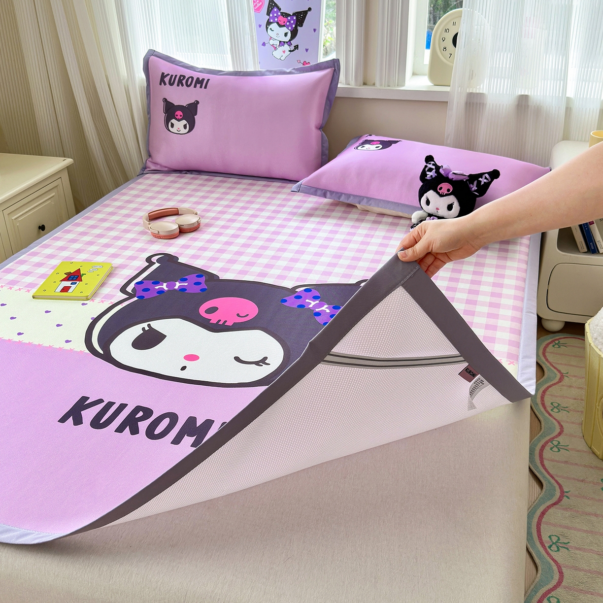 91家纺网 家纺一手货源 找家纺 桃子家居 2026新款A类三丽鸥授权数码印花中分子1200D凉感冰丝宽边凉感软席凉席席子 冰丝席-紫格库罗米