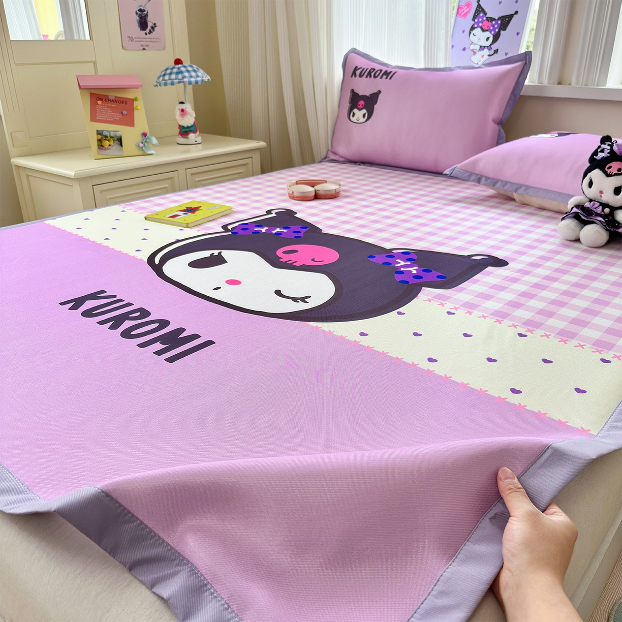 91家纺网 家纺一手货源 找家纺 桃子家居 2026新款A类三丽鸥授权数码印花中分子1200D凉感冰丝宽边凉感软席凉席席子 冰丝席-紫格库罗米