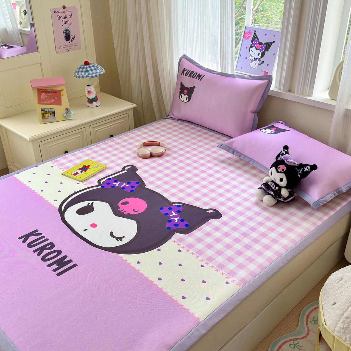 91家纺网 家纺一手货源 找家纺 桃子家居 2026新款A类三丽鸥授权数码印花中分子1200D凉感冰丝宽边凉感软席凉席席子 冰丝席-紫格库罗米