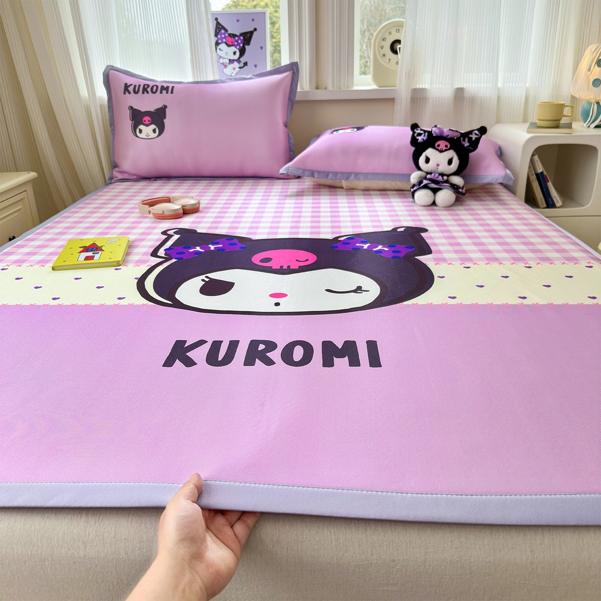 91家纺网 家纺一手货源 找家纺 桃子家居 2026新款A类三丽鸥授权数码印花中分子1200D凉感冰丝宽边凉感软席凉席席子 冰丝席-紫格库罗米