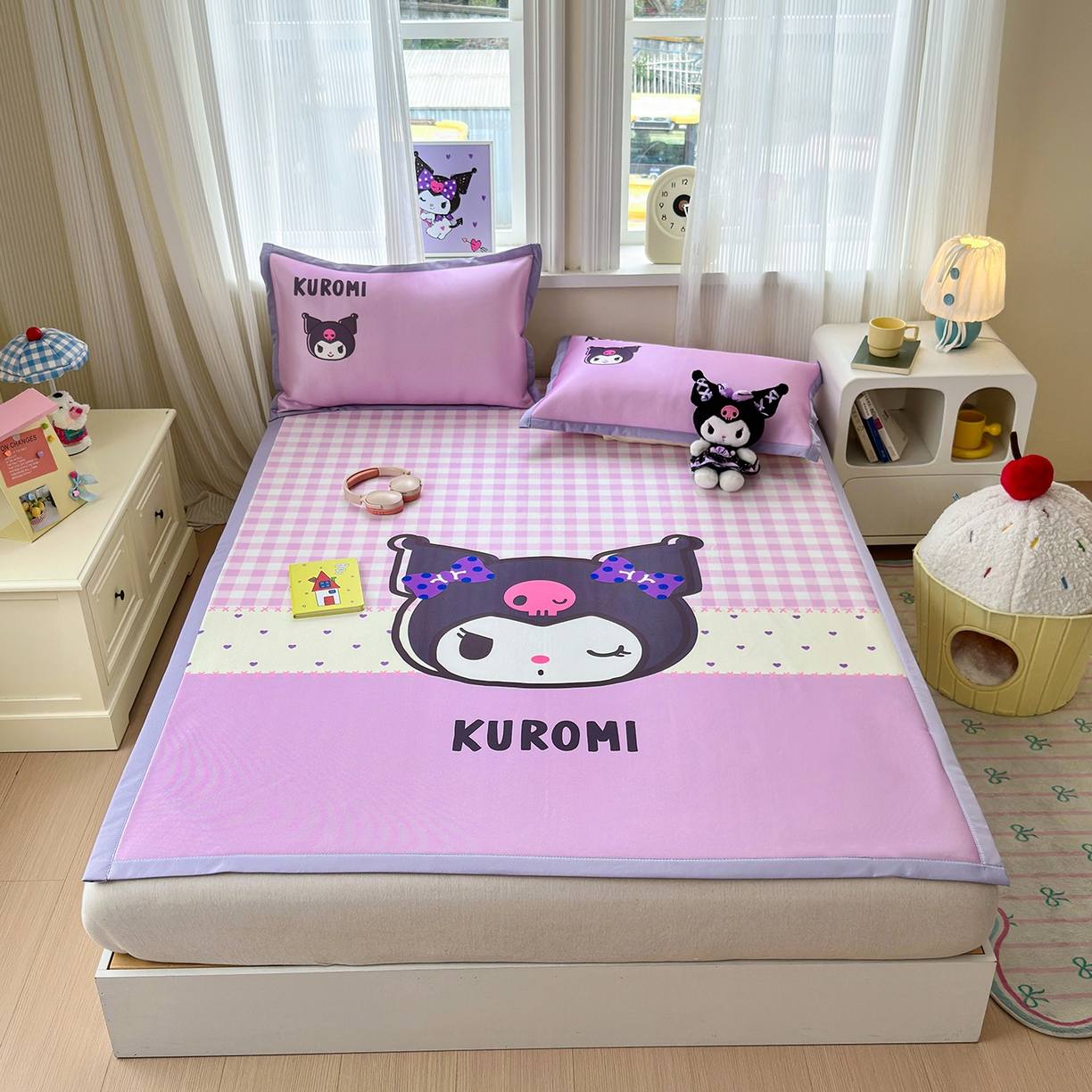 91家纺网 家纺一手货源 找家纺 桃子家居 2026新款A类三丽鸥授权数码印花中分子1200D凉感冰丝宽边凉感软席凉席席子 冰丝席-紫格库罗米