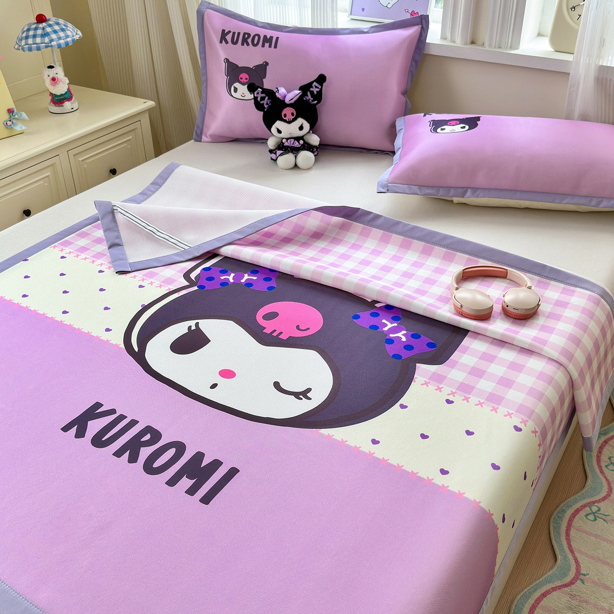 91家纺网 家纺一手货源 找家纺 桃子家居 2026新款A类三丽鸥授权数码印花中分子1200D凉感冰丝宽边凉感软席凉席席子 冰丝席-紫格库罗米