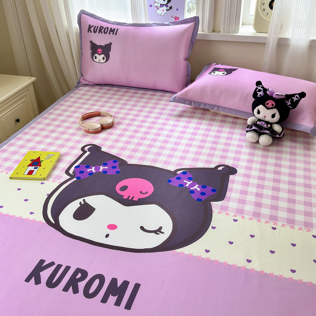 91家纺网 家纺一手货源 找家纺 桃子家居 2026新款A类三丽鸥授权数码印花中分子1200D凉感冰丝宽边凉感软席凉席席子 冰丝席-紫格库罗米