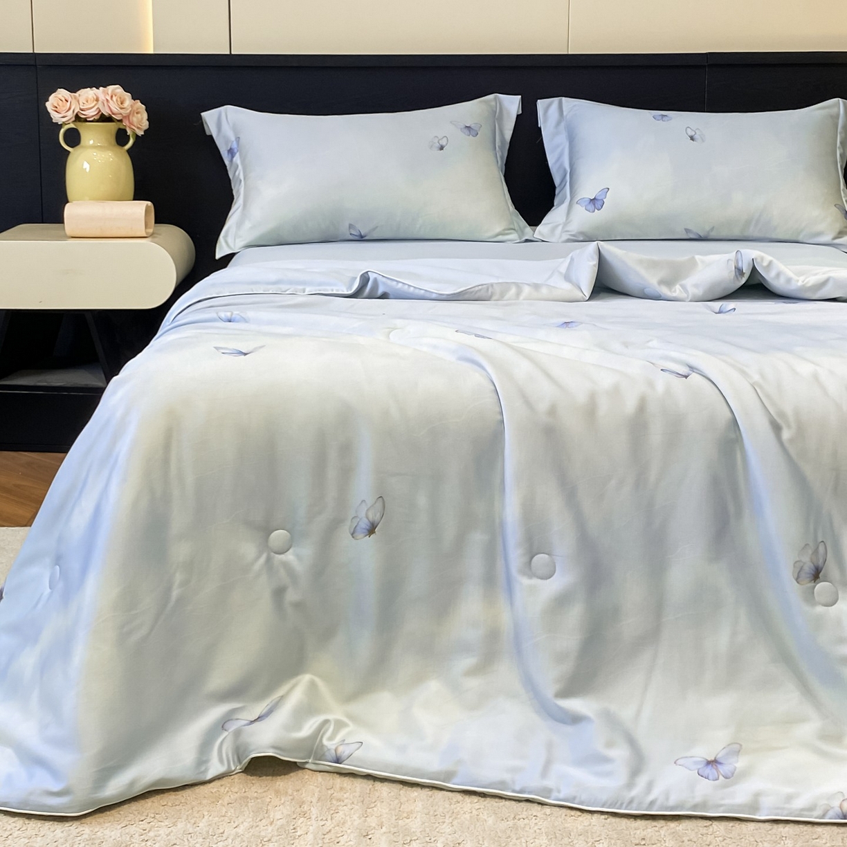 91家纺网 家纺一手货源 找家纺 新方向 2026新款数码印花A类20%蚕丝天丝棉夏被夏凉被空调被四件套-蝶梦 蝶梦-微光蓝