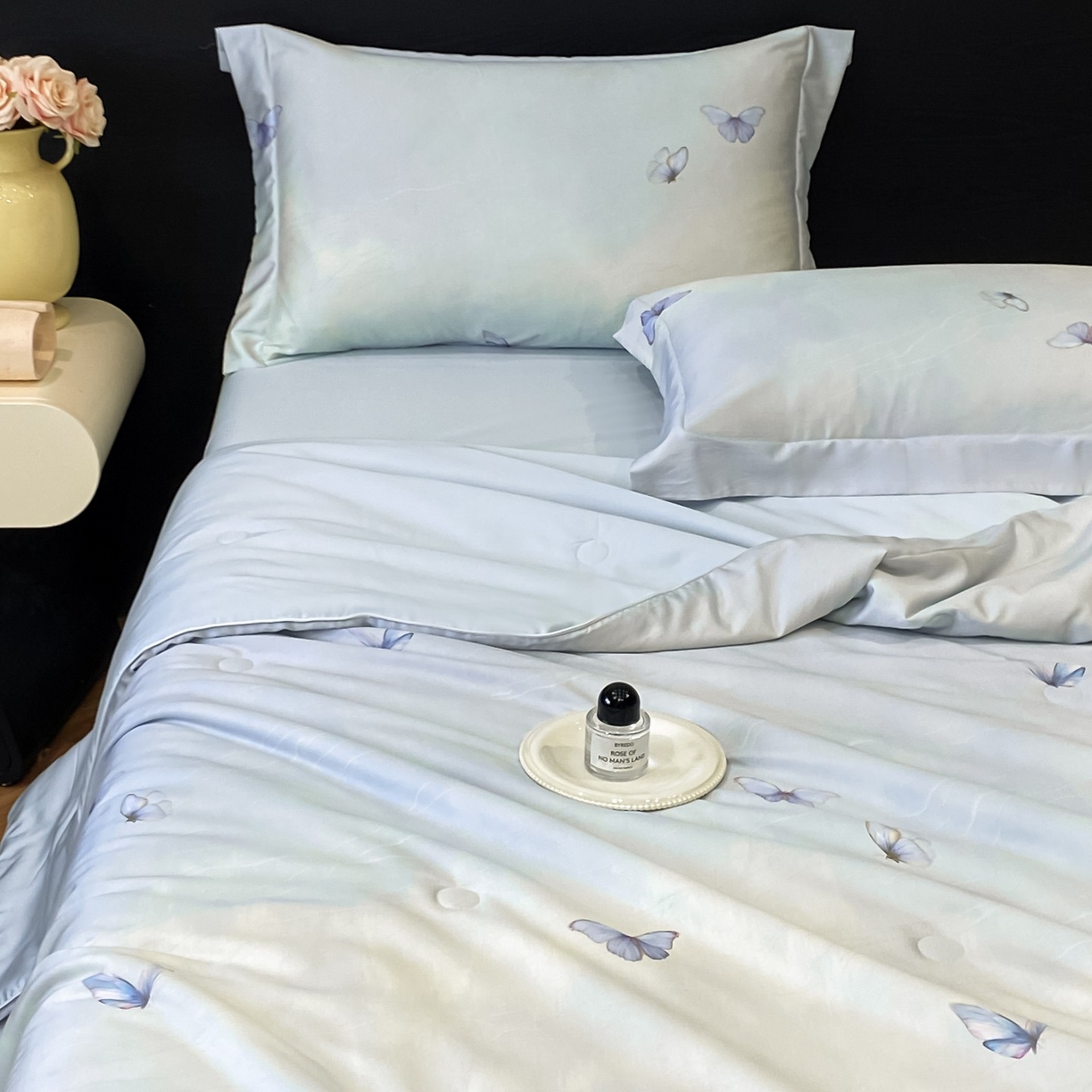 91家纺网 家纺一手货源 找家纺 新方向 2026新款数码印花A类20%蚕丝天丝棉夏被夏凉被空调被四件套-蝶梦 蝶梦-微光蓝