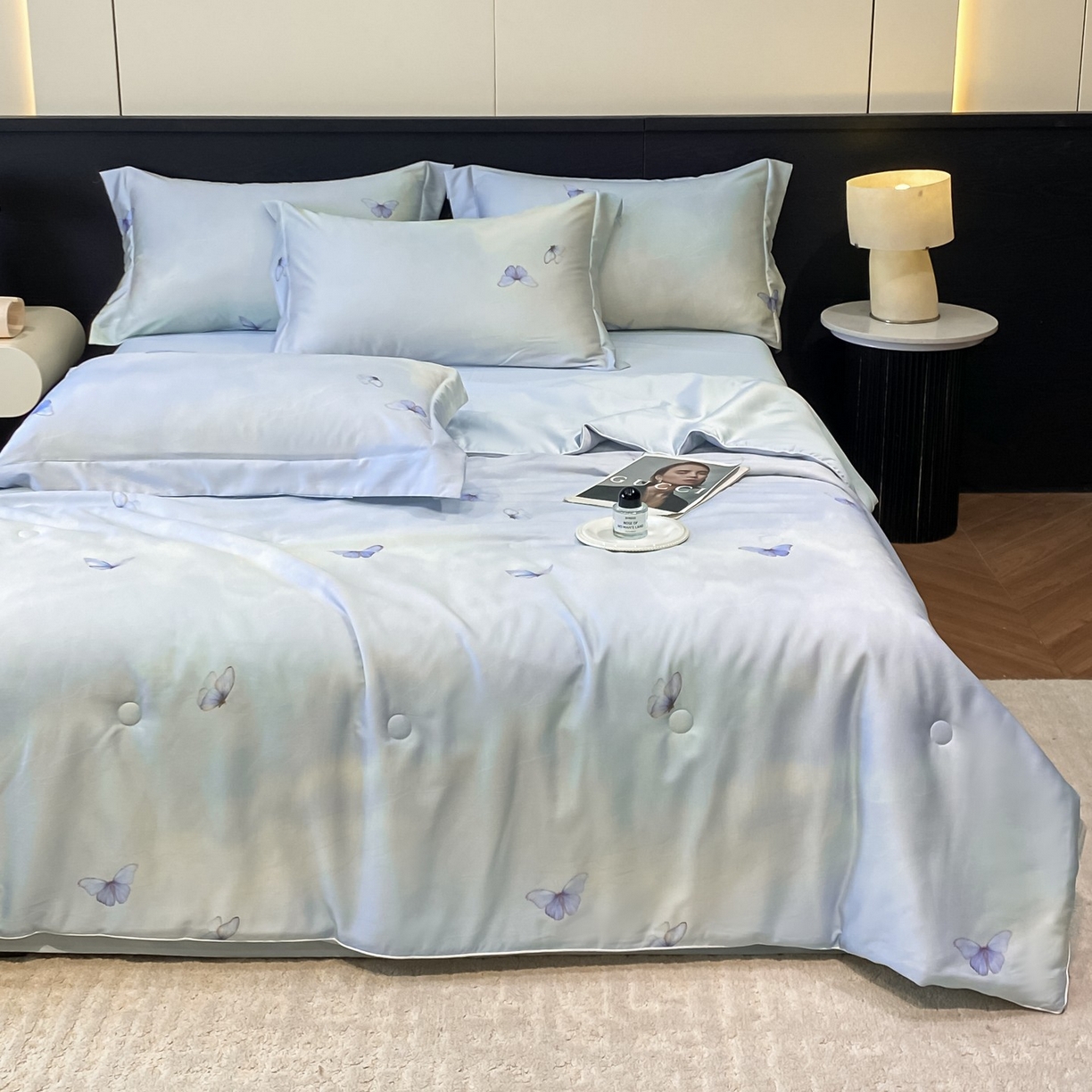 91家纺网 家纺一手货源 找家纺 新方向 2026新款数码印花A类20%蚕丝天丝棉夏被夏凉被空调被四件套-蝶梦 蝶梦-微光蓝