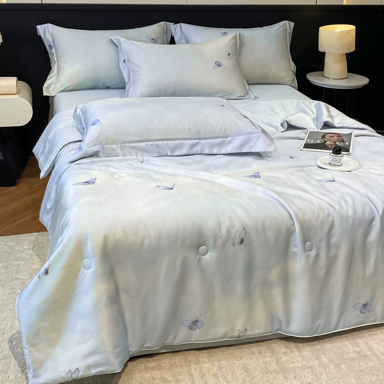 91家纺网 家纺一手货源 找家纺 新方向 2026新款数码印花A类20%蚕丝天丝棉夏被夏凉被空调被四件套-蝶梦 蝶梦-微光蓝