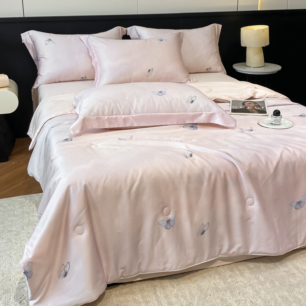 91家纺网 家纺一手货源 找家纺 新方向 2026新款数码印花A类20%蚕丝天丝棉夏被夏凉被空调被四件套-蝶梦 蝶梦-山茶粉