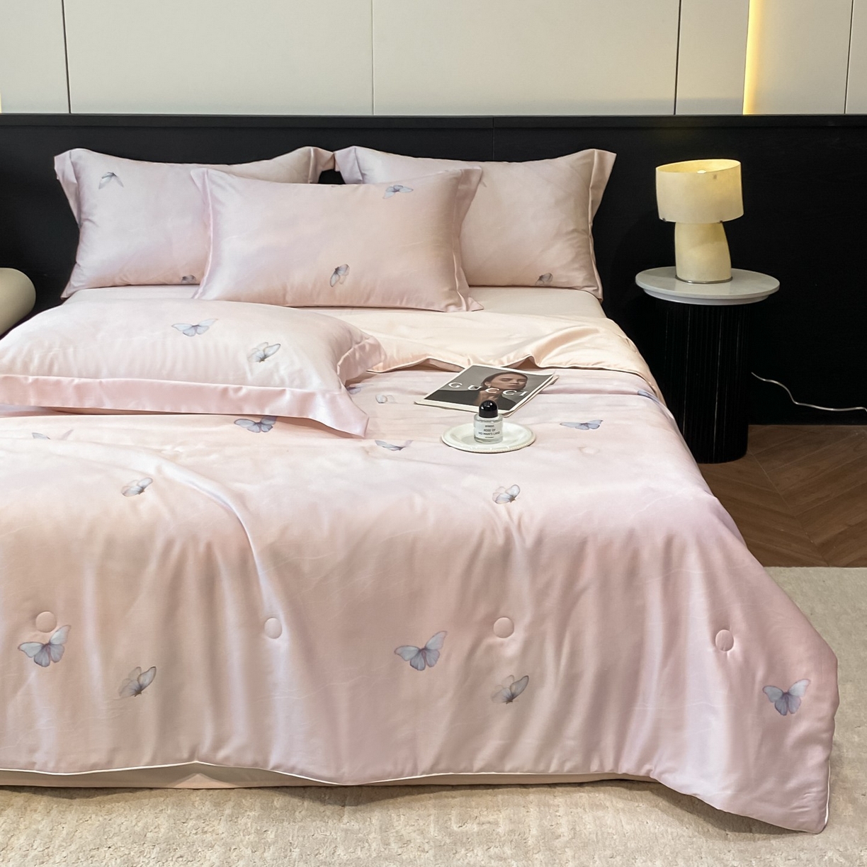 91家纺网 家纺一手货源 找家纺 新方向 2026新款数码印花A类20%蚕丝天丝棉夏被夏凉被空调被四件套-蝶梦 蝶梦-山茶粉