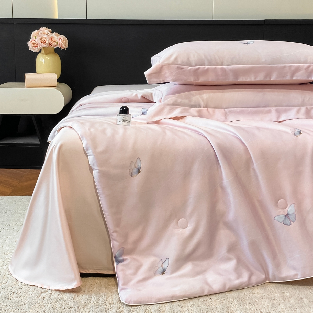 91家纺网 家纺一手货源 找家纺 新方向 2026新款数码印花A类20%蚕丝天丝棉夏被夏凉被空调被四件套-蝶梦 蝶梦-山茶粉