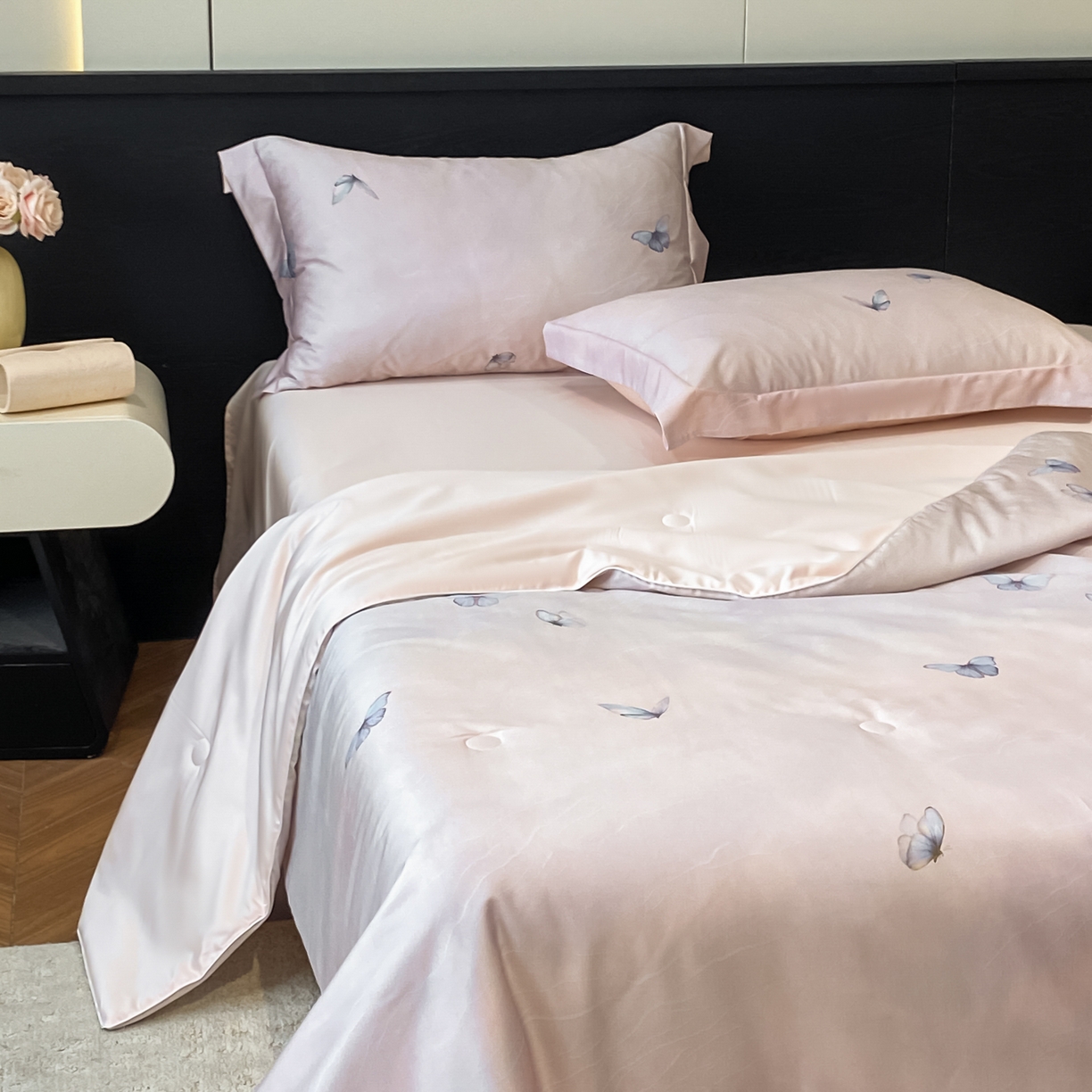 91家纺网 家纺一手货源 找家纺 新方向 2026新款数码印花A类20%蚕丝天丝棉夏被夏凉被空调被四件套-蝶梦 蝶梦-山茶粉