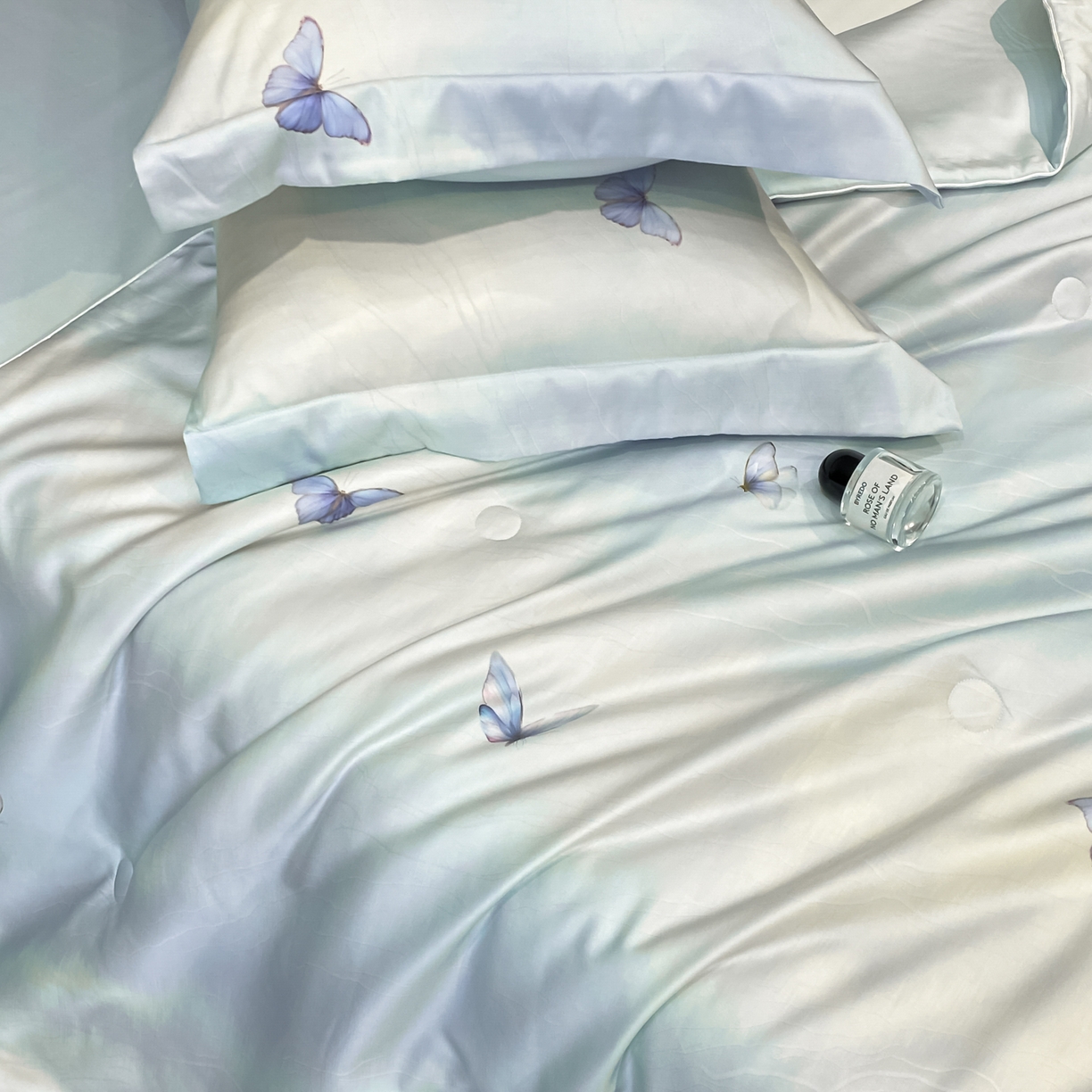 91家纺网 家纺一手货源 找家纺 新方向 2026新款数码印花A类20%蚕丝天丝棉夏被夏凉被空调被四件套-蝶梦 蝶梦-微光蓝