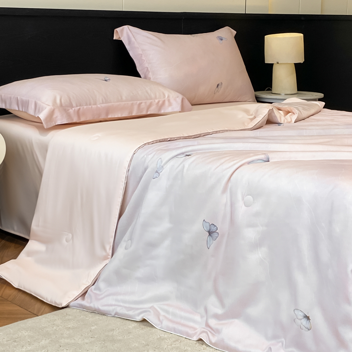 91家纺网 家纺一手货源 找家纺 新方向 2026新款数码印花A类20%蚕丝天丝棉夏被夏凉被空调被四件套-蝶梦 蝶梦-山茶粉