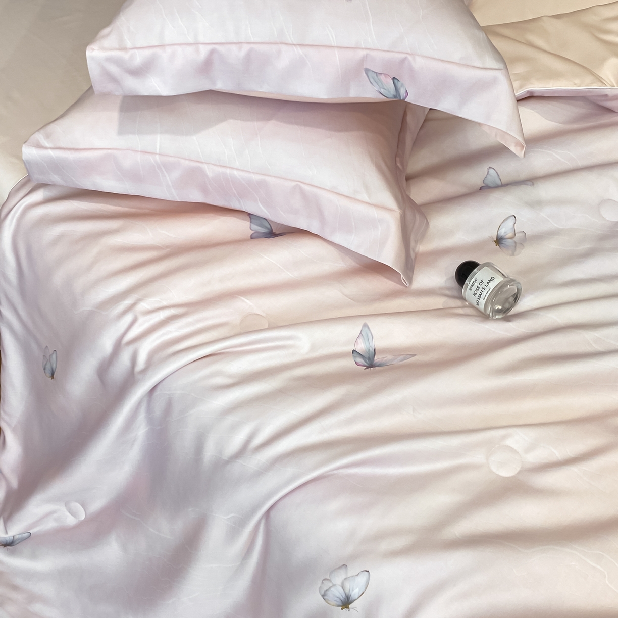 91家纺网 家纺一手货源 找家纺 新方向 2026新款数码印花A类20%蚕丝天丝棉夏被夏凉被空调被四件套-蝶梦 蝶梦-山茶粉