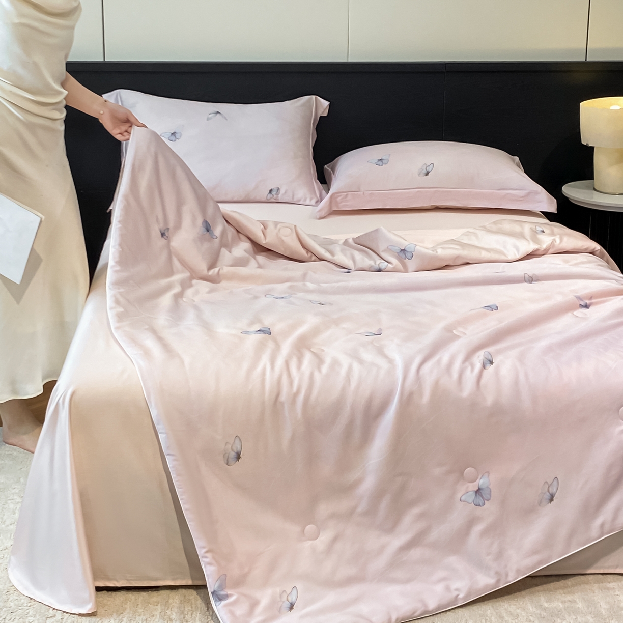 91家纺网 家纺一手货源 找家纺 新方向 2026新款数码印花A类20%蚕丝天丝棉夏被夏凉被空调被四件套-蝶梦 蝶梦-山茶粉