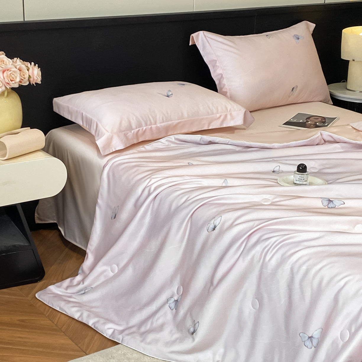 91家纺网 家纺一手货源 找家纺 新方向 2026新款数码印花A类20%蚕丝天丝棉夏被夏凉被空调被四件套-蝶梦 蝶梦-山茶粉