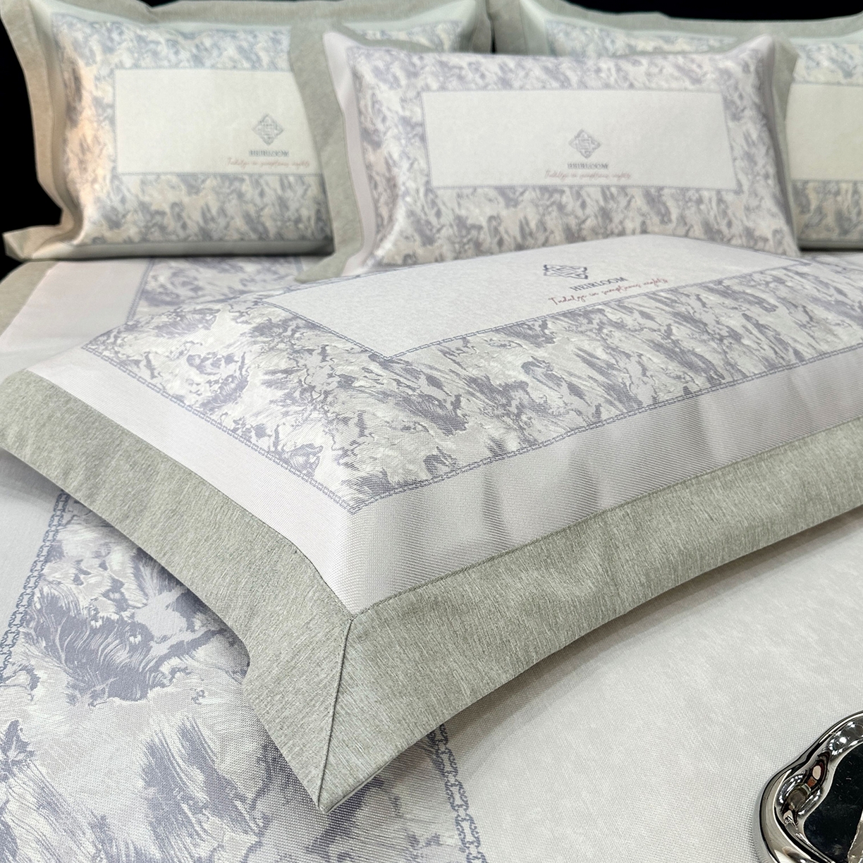 91家纺网 家纺一手货源 找家纺 JUICY 橘滋家纺 2026年夏日新款高端简约意式轻奢数码冰丝席凉席 平席款-流云石琥珀-紫烟