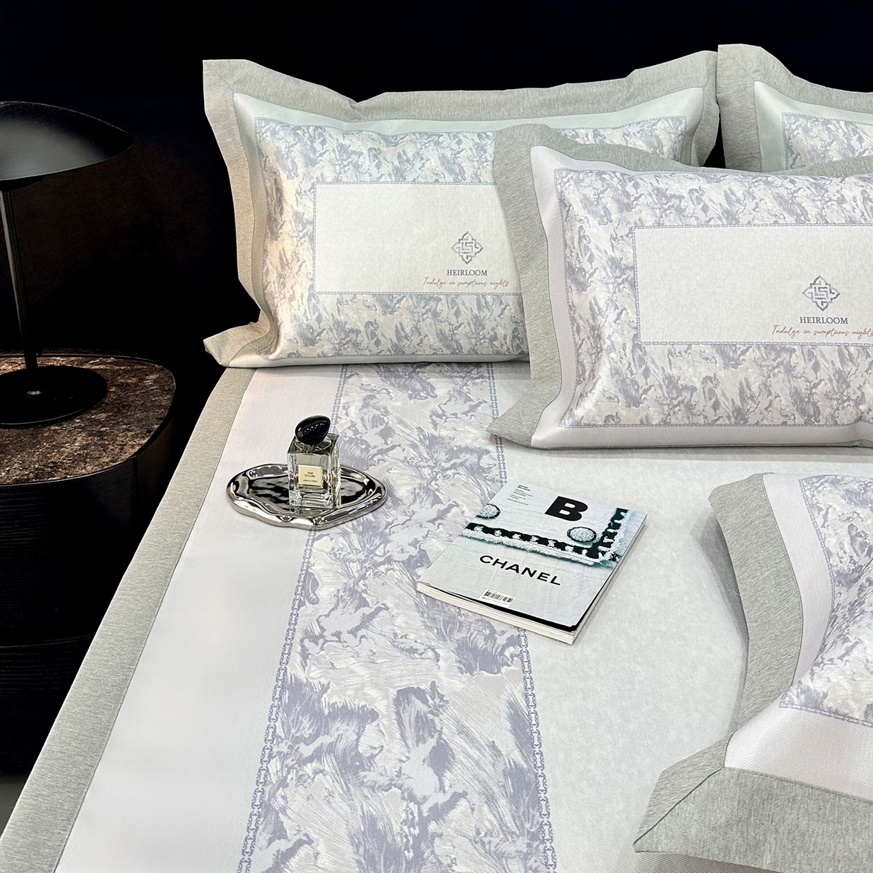 91家纺网 家纺一手货源 找家纺 JUICY 橘滋家纺 2026年夏日新款高端简约意式轻奢数码冰丝席凉席 平席款-流云石琥珀-紫烟