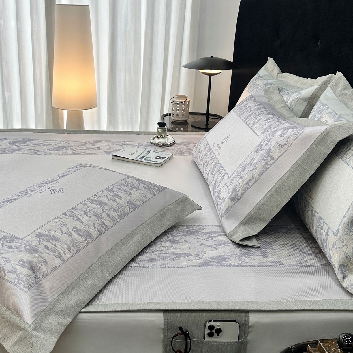 91家纺网 家纺一手货源 找家纺 JUICY 橘滋家纺 2026年夏日新款高端简约意式轻奢数码冰丝席凉席 平席款-流云石琥珀-紫烟