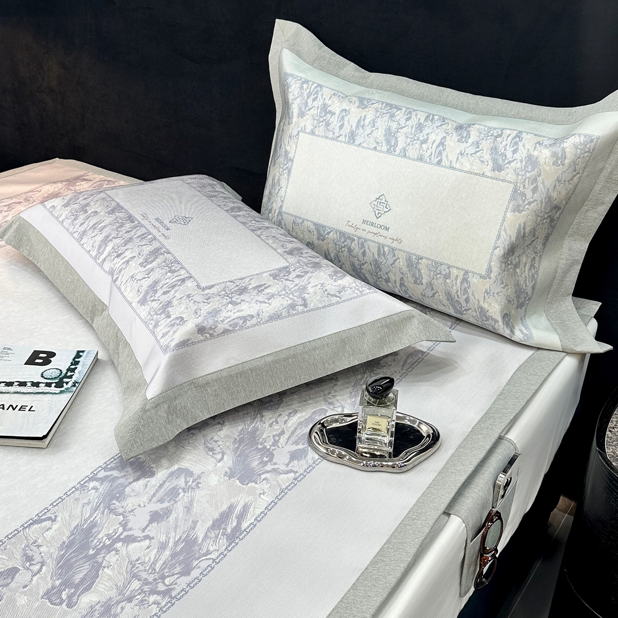 91家纺网 家纺一手货源 找家纺 JUICY 橘滋家纺 2026年夏日新款高端简约意式轻奢数码冰丝席凉席 平席款-流云石琥珀-紫烟