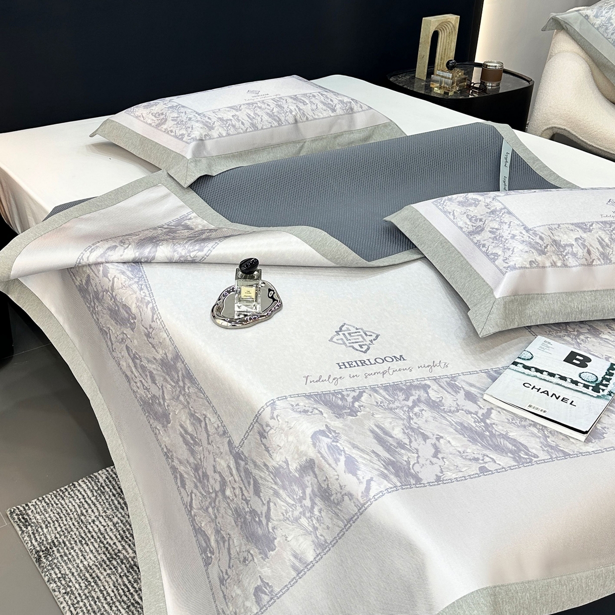 91家纺网 家纺一手货源 找家纺 JUICY 橘滋家纺 2026年夏日新款高端简约意式轻奢数码冰丝席凉席 平席款-流云石琥珀-紫烟