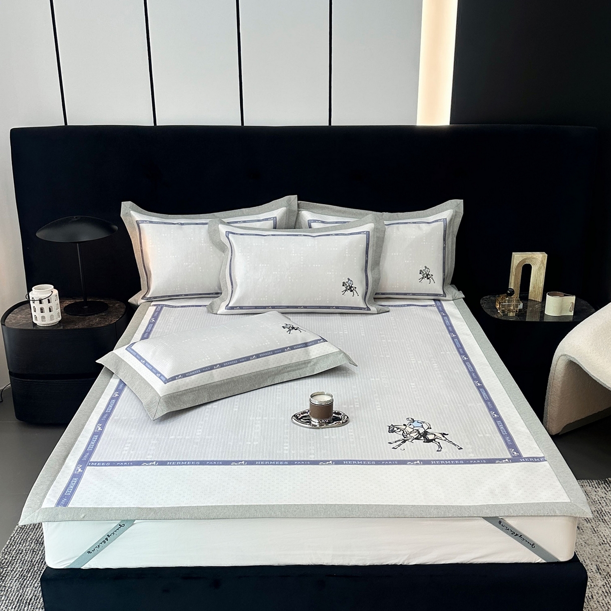 91家纺网 家纺一手货源 找家纺 JUICY 橘滋家纺 2026年夏日新款高端简约意式轻奢数码冰丝席凉席 平席款-骑士徽章