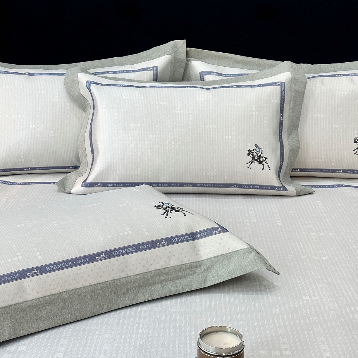 91家纺网 家纺一手货源 找家纺 JUICY 橘滋家纺 2026年夏日新款高端简约意式轻奢数码冰丝席凉席 平席款-骑士徽章