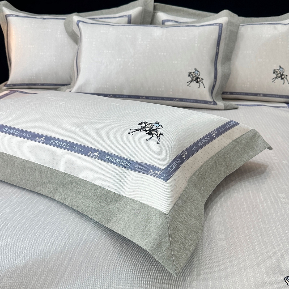 91家纺网 家纺一手货源 找家纺 JUICY 橘滋家纺 2026年夏日新款高端简约意式轻奢数码冰丝席凉席 平席款-骑士徽章