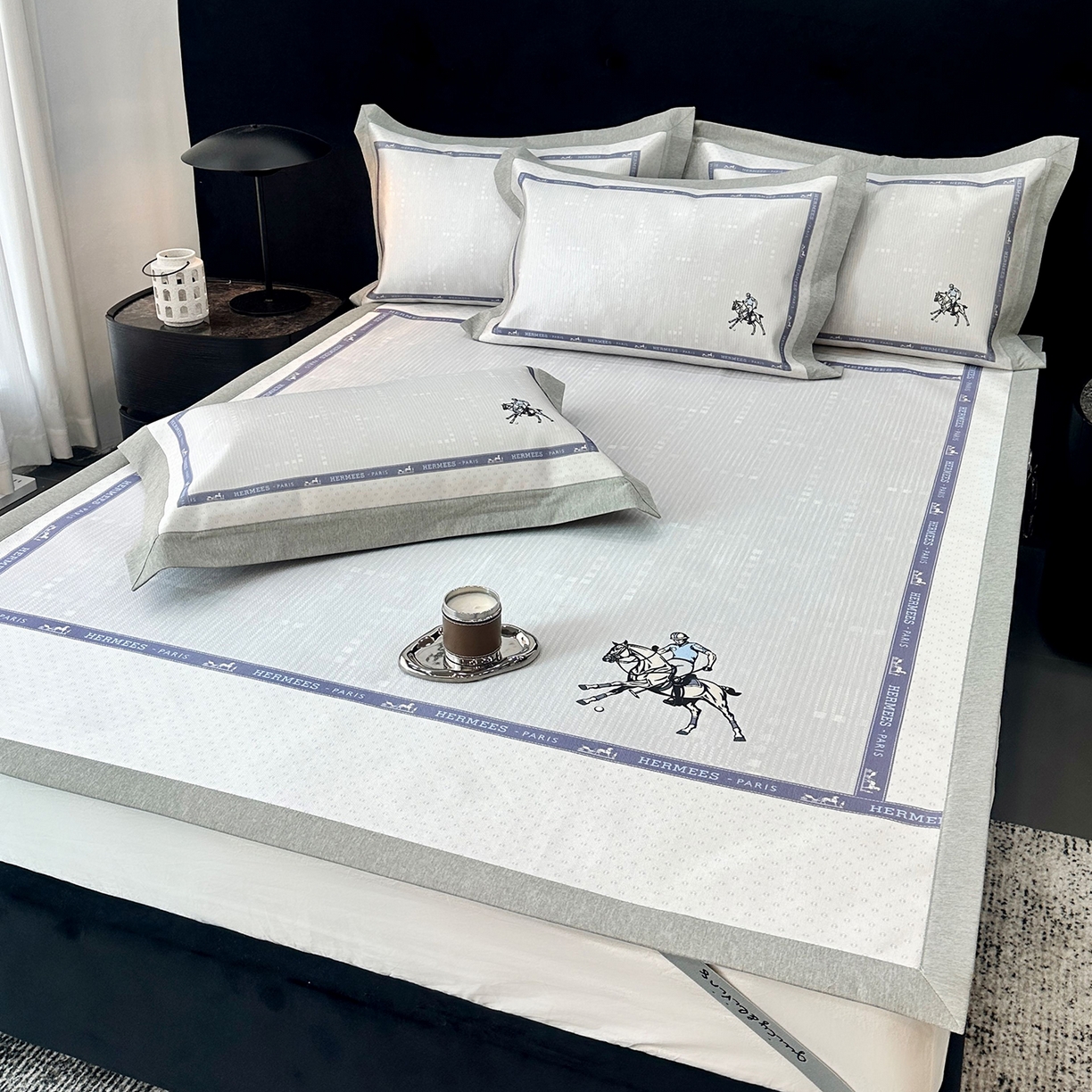 91家纺网 家纺一手货源 找家纺 JUICY 橘滋家纺 2026年夏日新款高端简约意式轻奢数码冰丝席凉席 平席款-骑士徽章