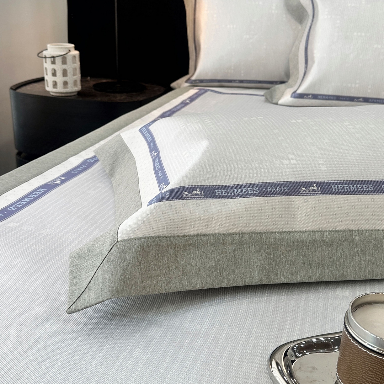 91家纺网 家纺一手货源 找家纺 JUICY 橘滋家纺 2026年夏日新款高端简约意式轻奢数码冰丝席凉席 平席款-骑士徽章